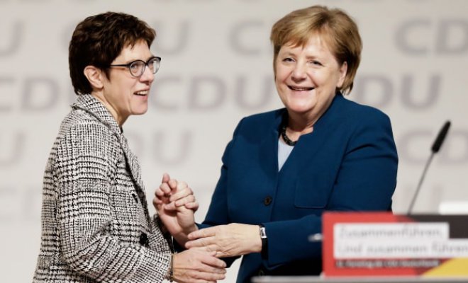 Sucesora de Angela Merkel renunció a su candidatura y originó una gran crisis política en Alemania