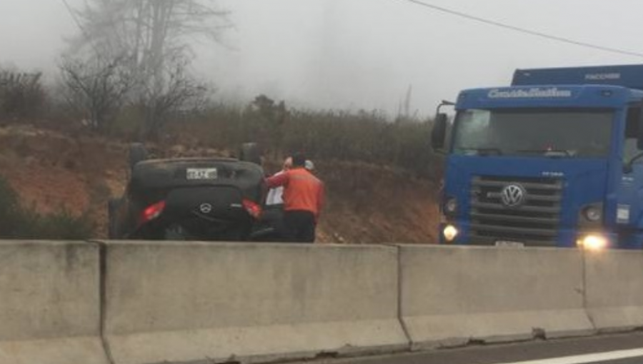 Accidente de tránsito termina con automóvil volcado en la ruta Las Palmas de Viña del Mar