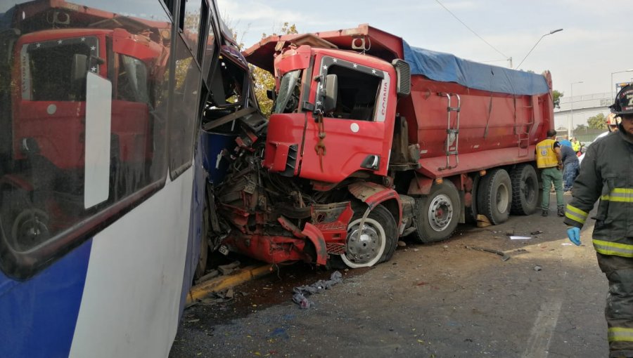 Dos fallecidos deja violenta colisión de camión contra siete vehículos en Américo Vespucio