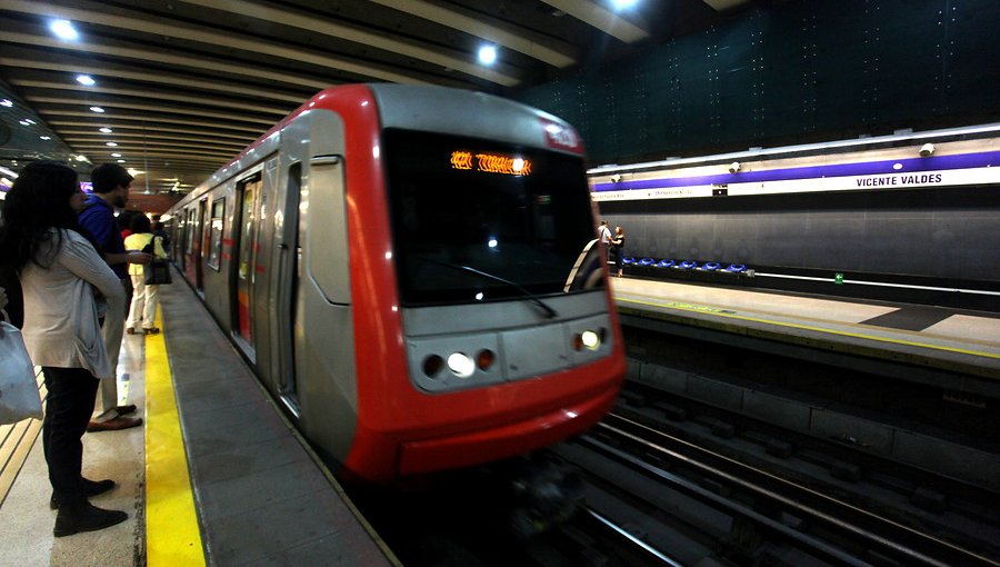 Metro de Santiago cerró dos estaciones de Línea 4 por manifestaciones en el exterior