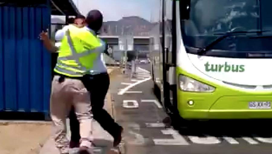 Chofer y fiscalizador de Tur Bus protagonizan violenta riña en plena ruta 68