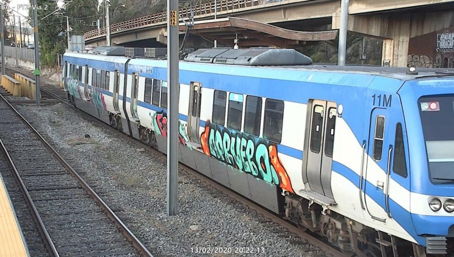 Carabineros detuvo a cuatro sujetos que minutos antes rayaron vagón del metro en Valparaíso