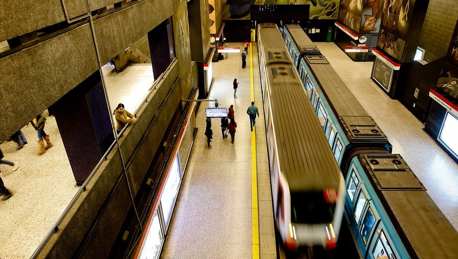 Metro de Santiago mantiene cerradas cuatro estaciones por disturbios en el exterior