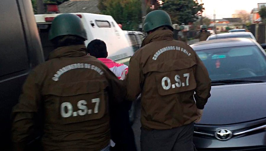Allanan domicilios presuntamente vinculados a ataques a cuarteles de Carabineros en la capital