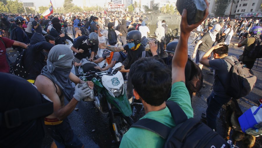 Expulsan del país a extranjero que "lanzó escombros" en Plaza Italia