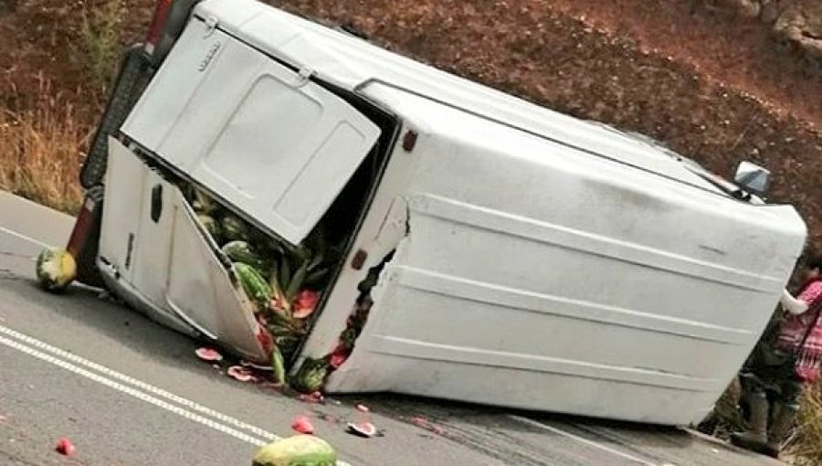 Tres heridos dejó volcamiento de furgón con frutas en Valdivia