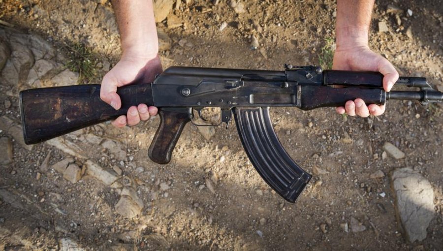 Indagan vínculo entre venta de un fusil AK-47 con posibles hechos de violencia durante marzo