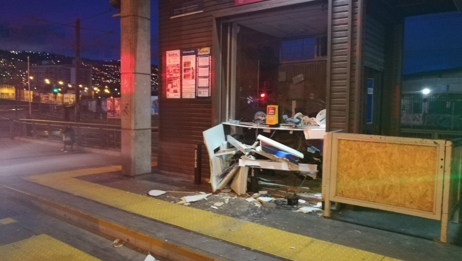 Desconocidos destruyeron y robaron dinero de caseta de estación Barón del Metro de Valparaíso