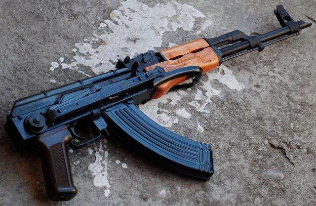 Detienen a cuatro personas en investigación por compra de AK-47 y posibles hechos de violencia durante marzo