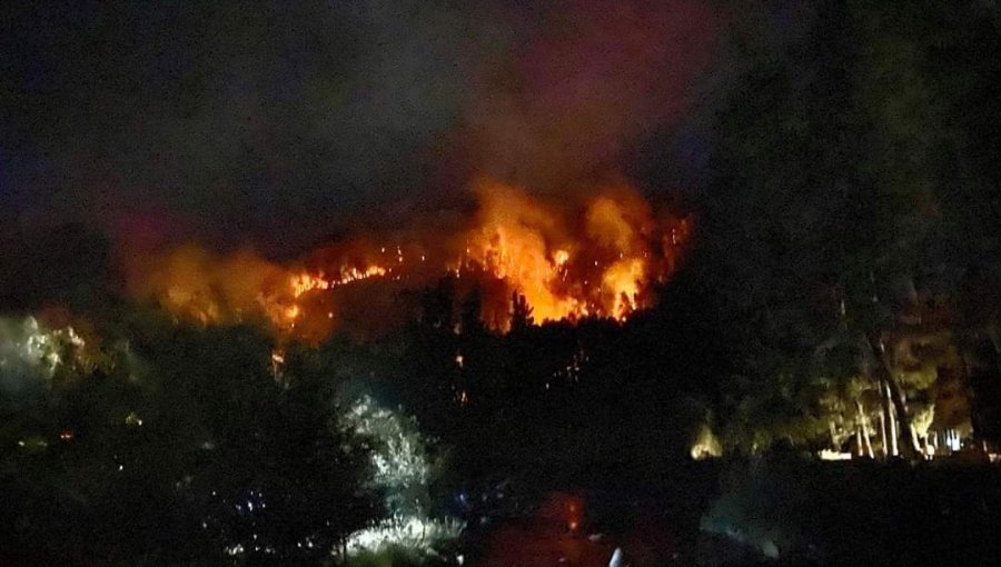 Incendio afectó a ladera del sector norte del Cerro San Cristóbal: Humo aún se percibe