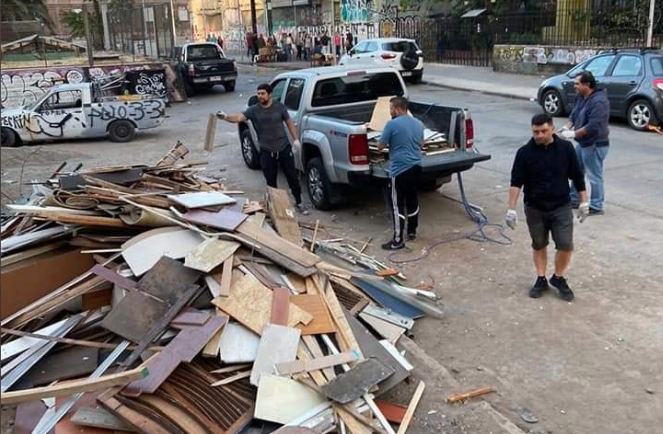 Municipalidad de Santiago multó a Carabineros por descargar escombros en la vía pública