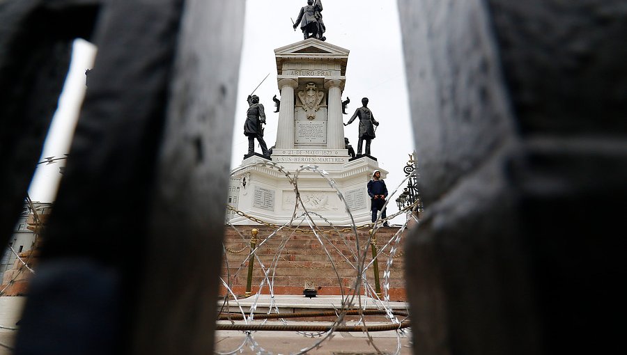 Armada reforzó con alambres de púas perímetro del monumento a Prat en Valparaíso