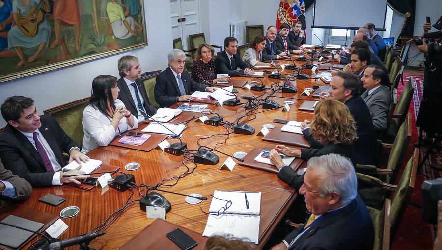 Presidente Piñera retorna a La Moneda tras vacaciones y encabeza consejo de Gabinete