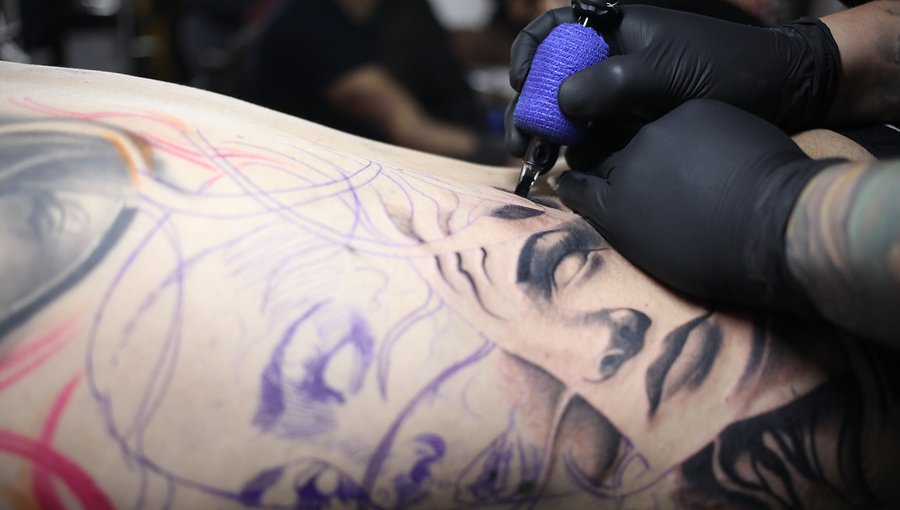 Sernac detectó hongos y deficiencias de rotulación en tintas para realizar tatuajes