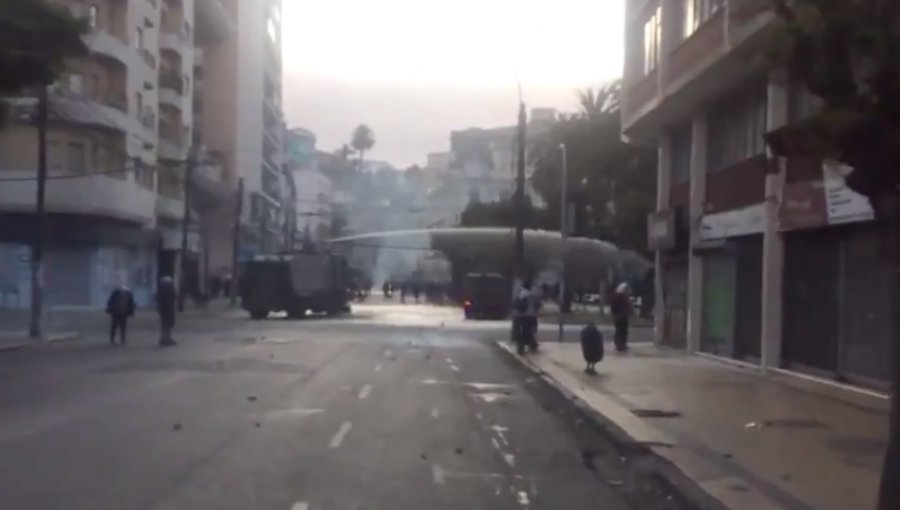 Incidentes y enfrentamientos con Carabineros marcaron la primera marcha de marzo en Valparaíso