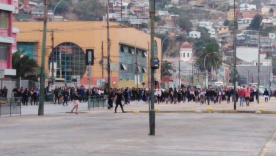 Escolares recorren colegios de Valparaíso exigiendo que otros se sumen a manifestaciones