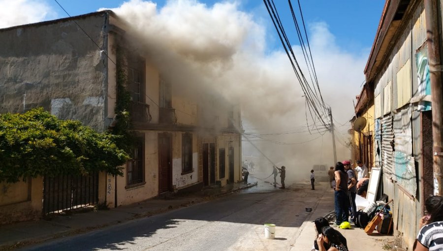 Incendio consume casona de dos pisos del cerro Playa Ancha de Valparaíso