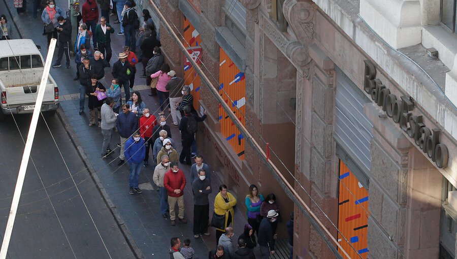 Largas filas se registran nuevamente en bancos del centro de Valparaíso