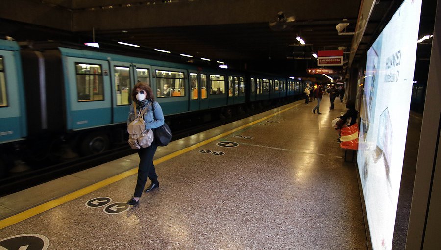 Metro de Santiago seguirá funcionando por "ahora" en comunas donde se declaró cuarentena total