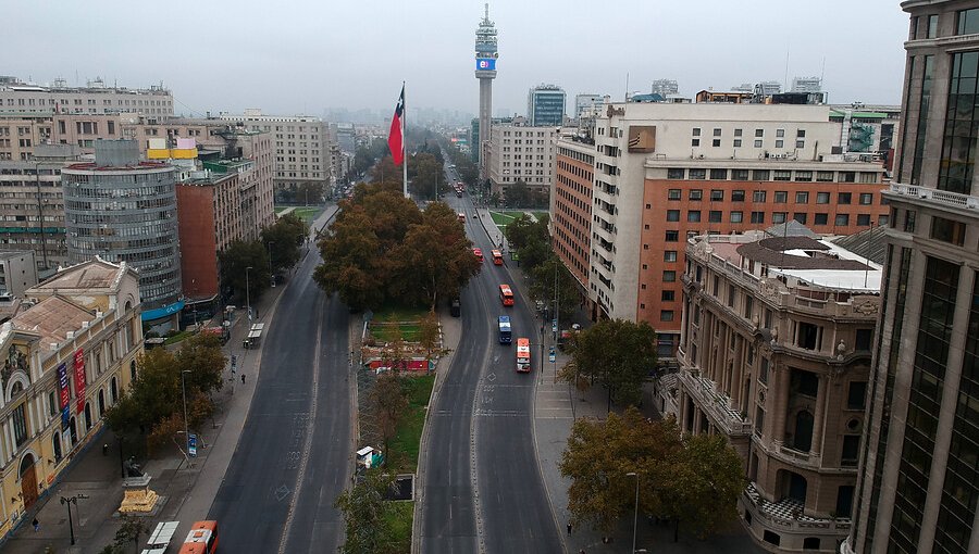 Calles desiertas y baja temperatura marcaron la primera mañana de cuarentena en Santiago