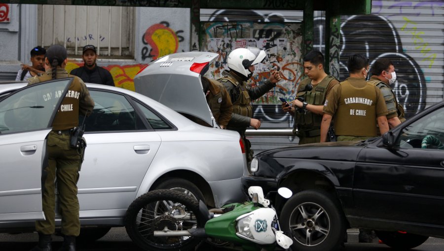 Accidente en Valparaíso: Moto de Carabinero queda con serios daños y atrapada entre dos vehículos