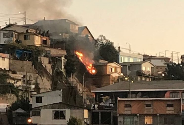 Incendio afectó a vivienda en el sector de Forestal en Viña del Mar