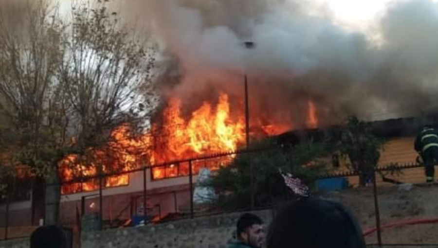 Incendio destruye sedes de un club deportivo y junta de vecinos de Limache