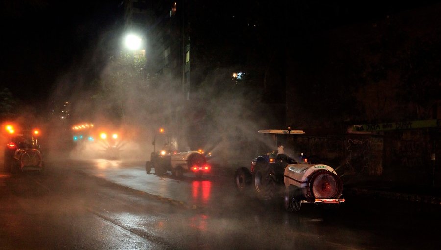 Con tractores sanitizaron las principales calles de Santiago para enfrentar el Covid-19