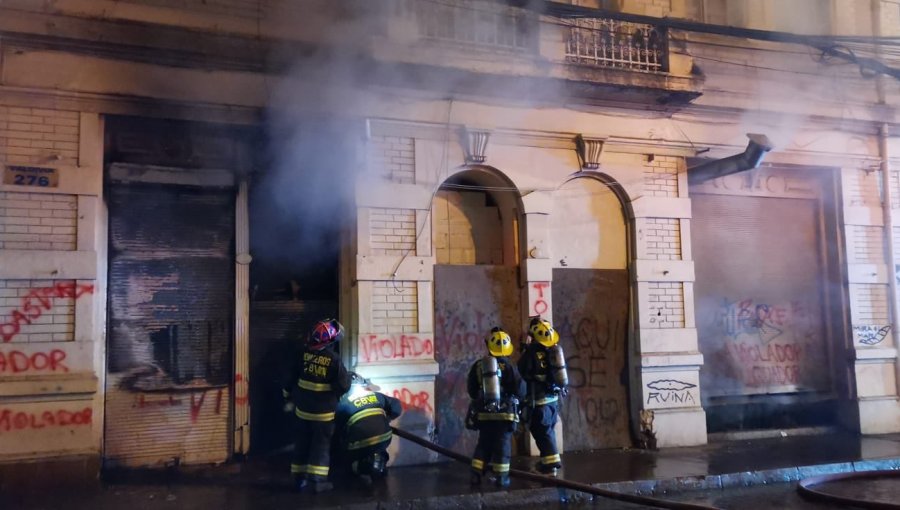 Incendio afectó a vieja casona del barrio fundacional de Valparaíso