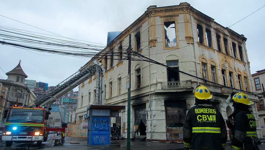 Investigan relación entre presunta violación y secuestro de mujer con incendio en casona de Valparaíso