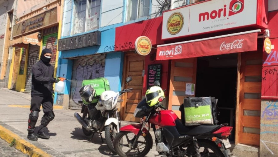 Sushi Mori del cerro Alegre sanitiza motos y toma temperatura a repartidores de Apps