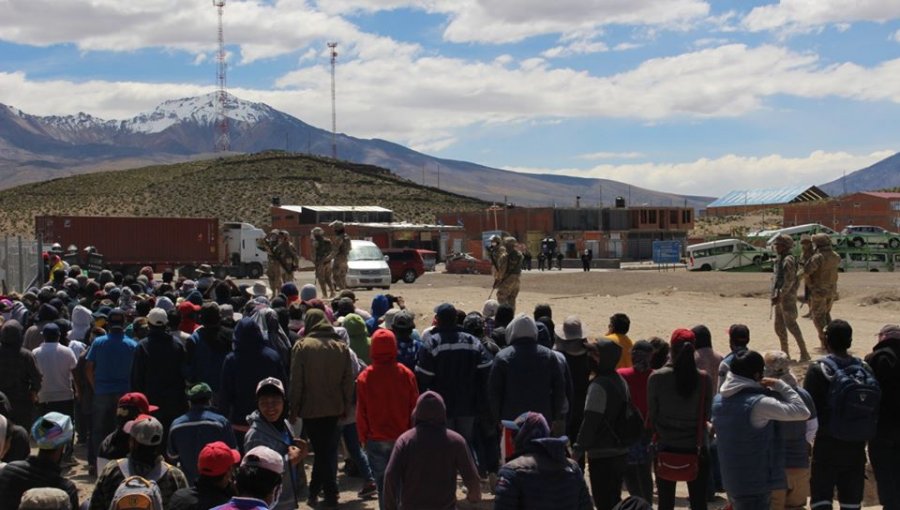 Bolivianos varados en Colchane se enfrentaron con militares de su país tras intentar cruzar la frontera