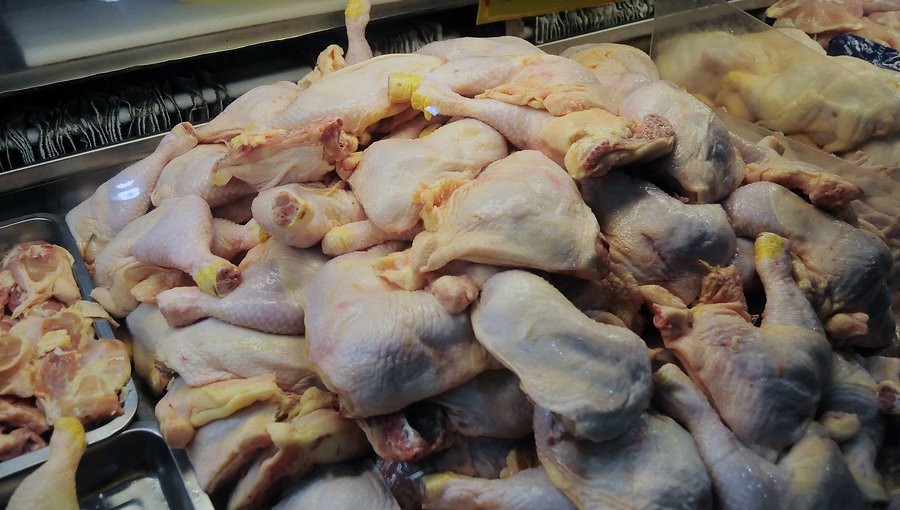 Duplican multas a tres cadenas de supermercados por coludirse en el precio de los pollos