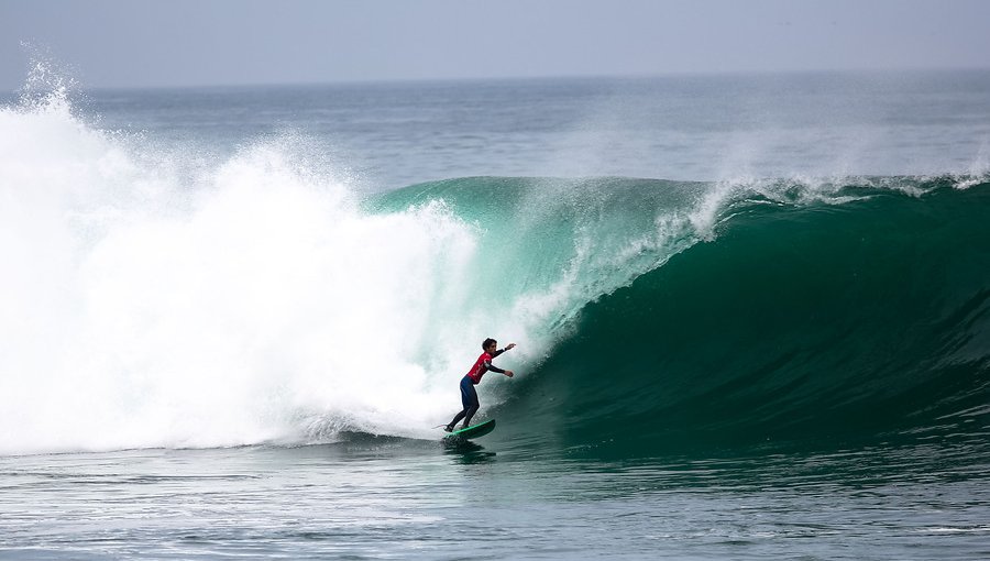 Molestia provoca masiva presencia de jóvenes practicando surf en playa de Reñaca