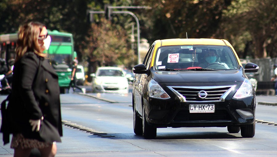 Taxis podrán realizar repartos a domicilio para dos empresas de delivery