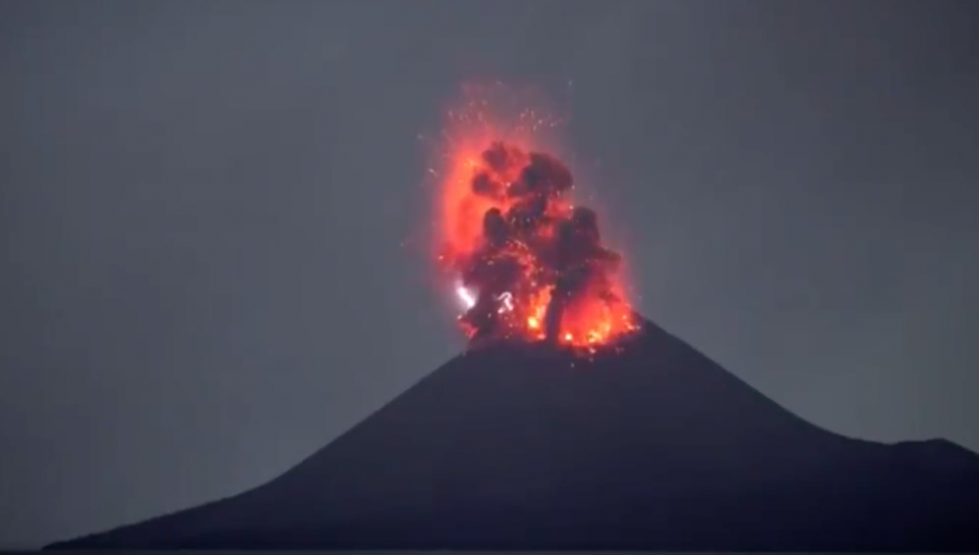 Temor en Indonesia: Volcán Krakatoa entra en erupción y expulsa nubes de ceniza, humo y magma