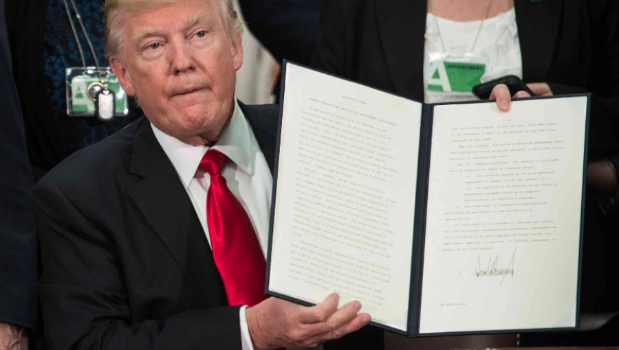 Donald Trump firma orden ejecutiva que suspende la inmigración a Estados Unidos