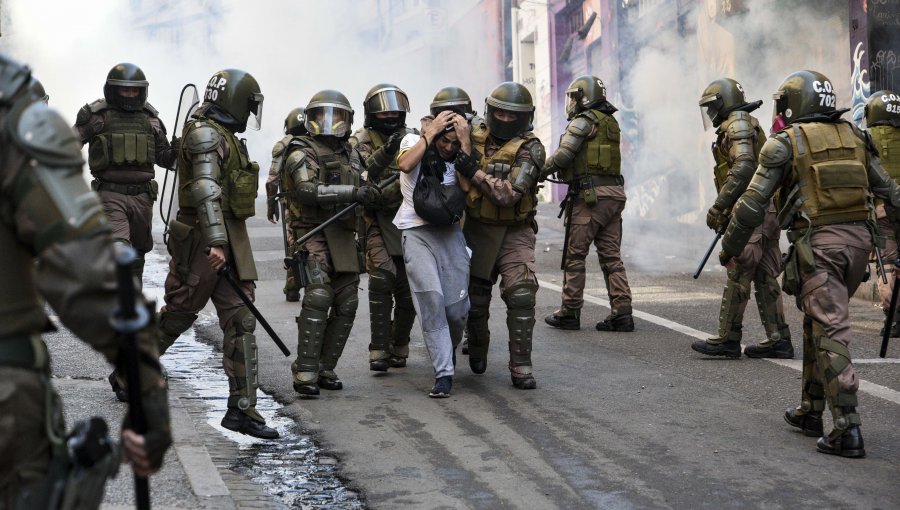 Las dos miradas del 1° de Mayo en Valparaíso: Carabineros defiende su actuar y Senador Latorre acusa represión y persecución política