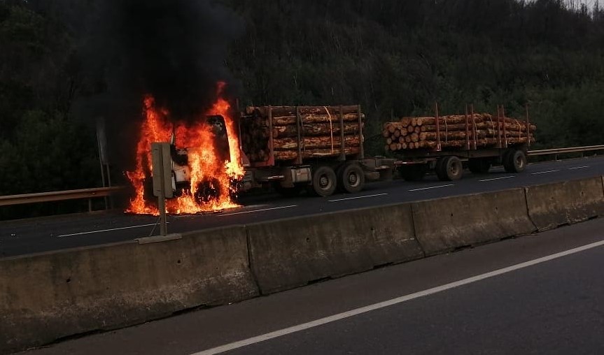Nuevos ataques incendiarios en La Araucanía: tres camiones fueron quemados en Collipulli