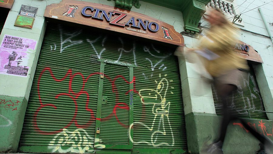 Desmienten cierre de cortinas: con más de 100 años de vida, el bar Cinzano de Valparaíso se niega a morir