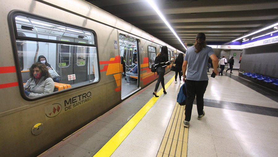 Transporte público de Santiago registró este lunes la menor cifra de viajes en día hábil