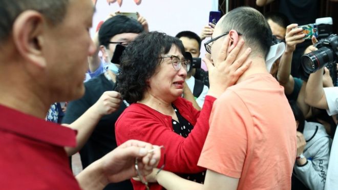 Pareja china encontró a su hijo que fue secuestrado hace más de 30 años