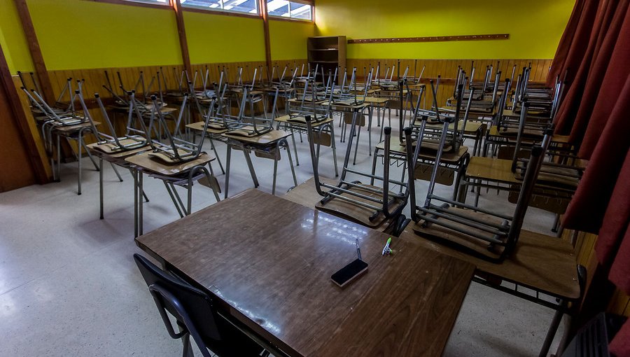Colegio de Profesores: 50,2% cree que no es posible reanudar las clases durante el 2020