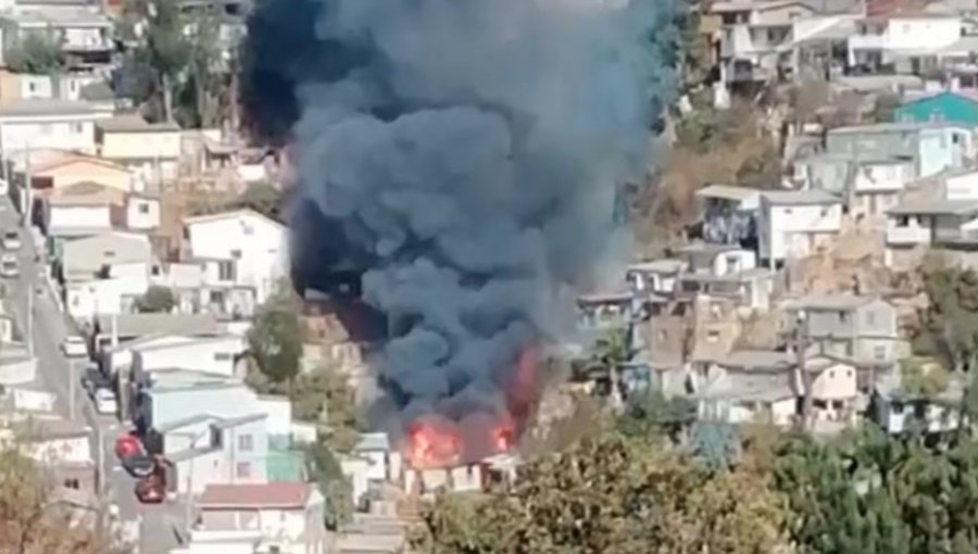 Dos viviendas fueron consumidas por incendio estructural que comenzó en una quebrada del cerro Barón de Valparaíso