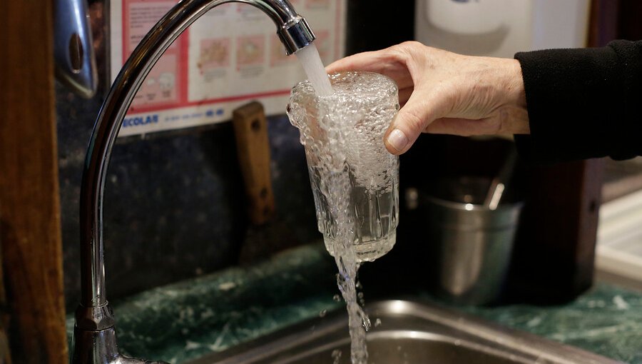 Tarifas de agua potable se congelan por cinco años en Maipú, Cerrillos y Estación Central