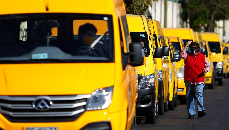 Postergan por tres meses los pagos de permisos de circulación de taxis, transporte escolar y buses