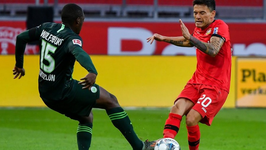 Charles Aránguiz dijo presente en dura derrota de Leverkusen ante Wolfsburgo