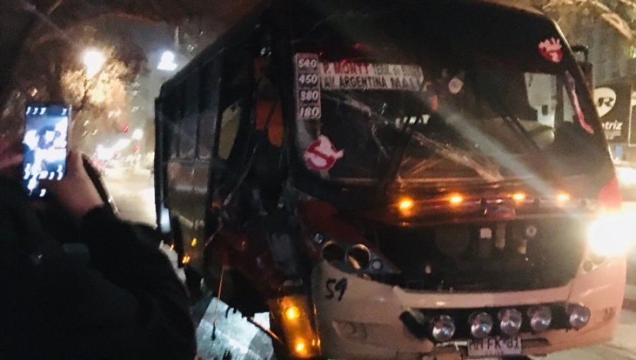 Siete lesionados deja colisión entre dos microbuses en Viña del Mar