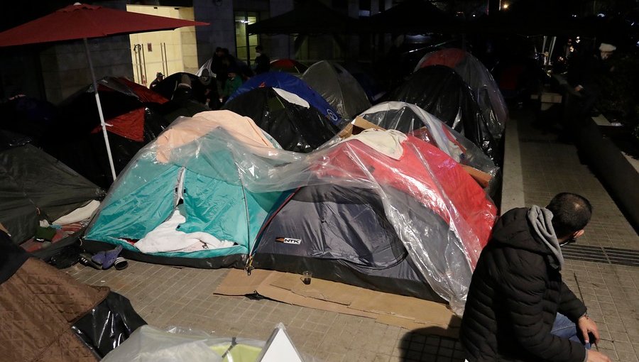 Al menos 120 ciudadanos colombianos acampan en las afueras de consulado en Providencia
