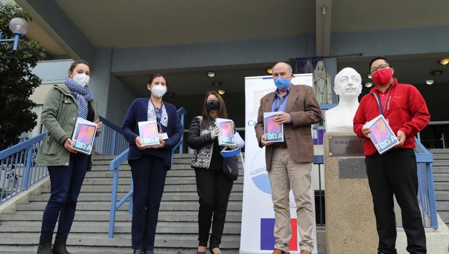U. de Valparaíso dona tablets y atriles para que pacientes del hospital Van Buren puedan comunicarse con sus familiares